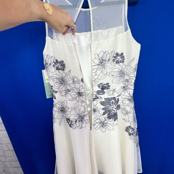 NWT |•J. TAYLOR•| Special Occasion Ivory w/ Metallic Navy Embroider Floral Dress - Picture 4 of 10